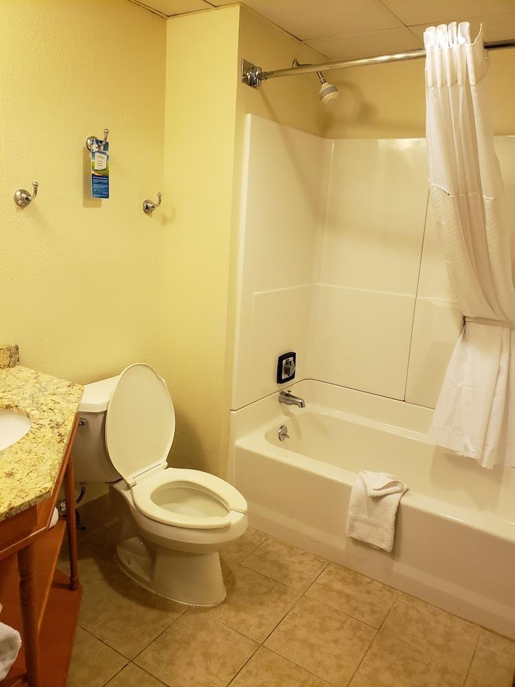 Baymont By Wyndham Southfield/Detroit Hotel Bagian luar foto