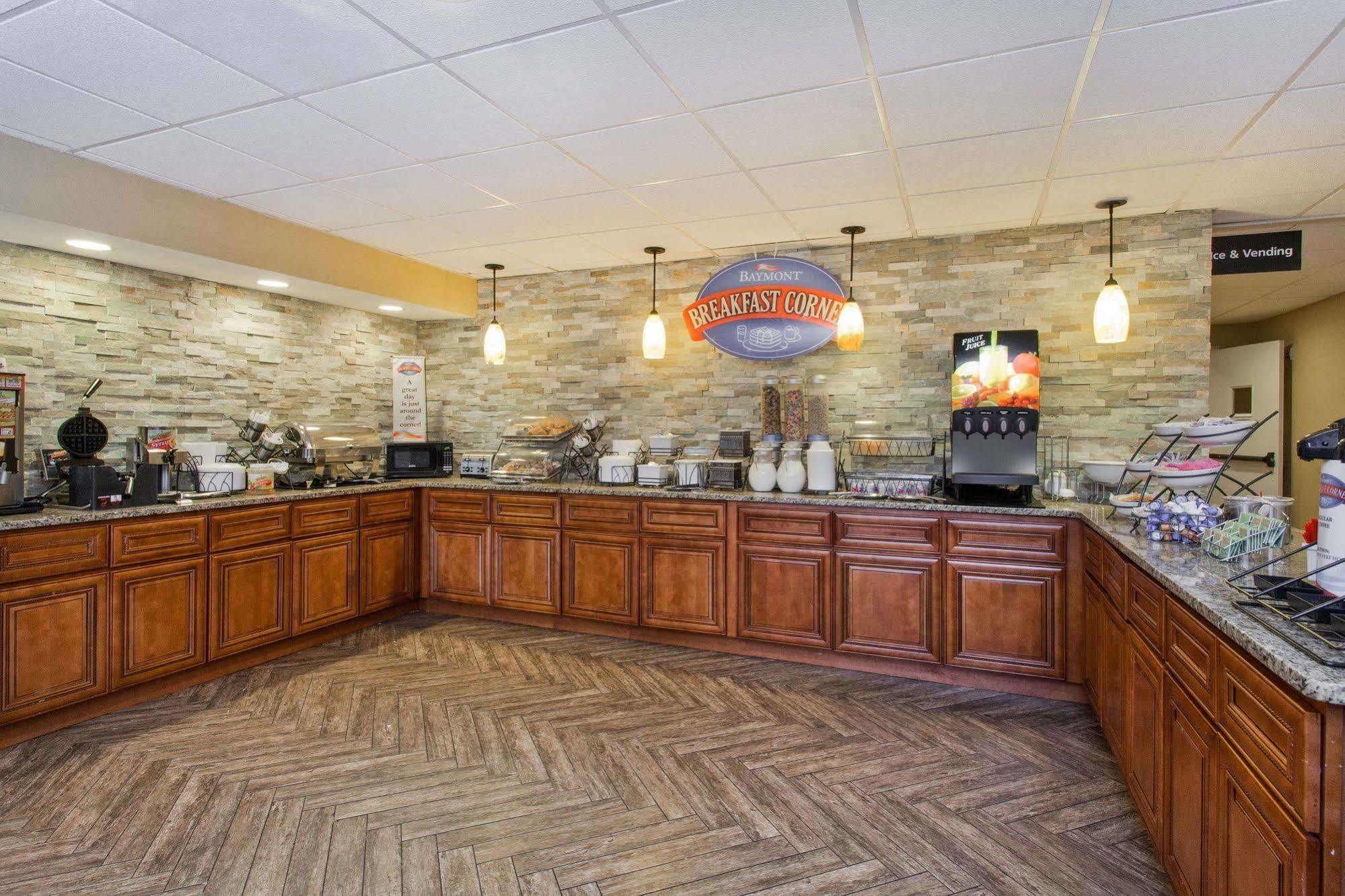 Baymont By Wyndham Southfield/Detroit Hotel Bagian luar foto