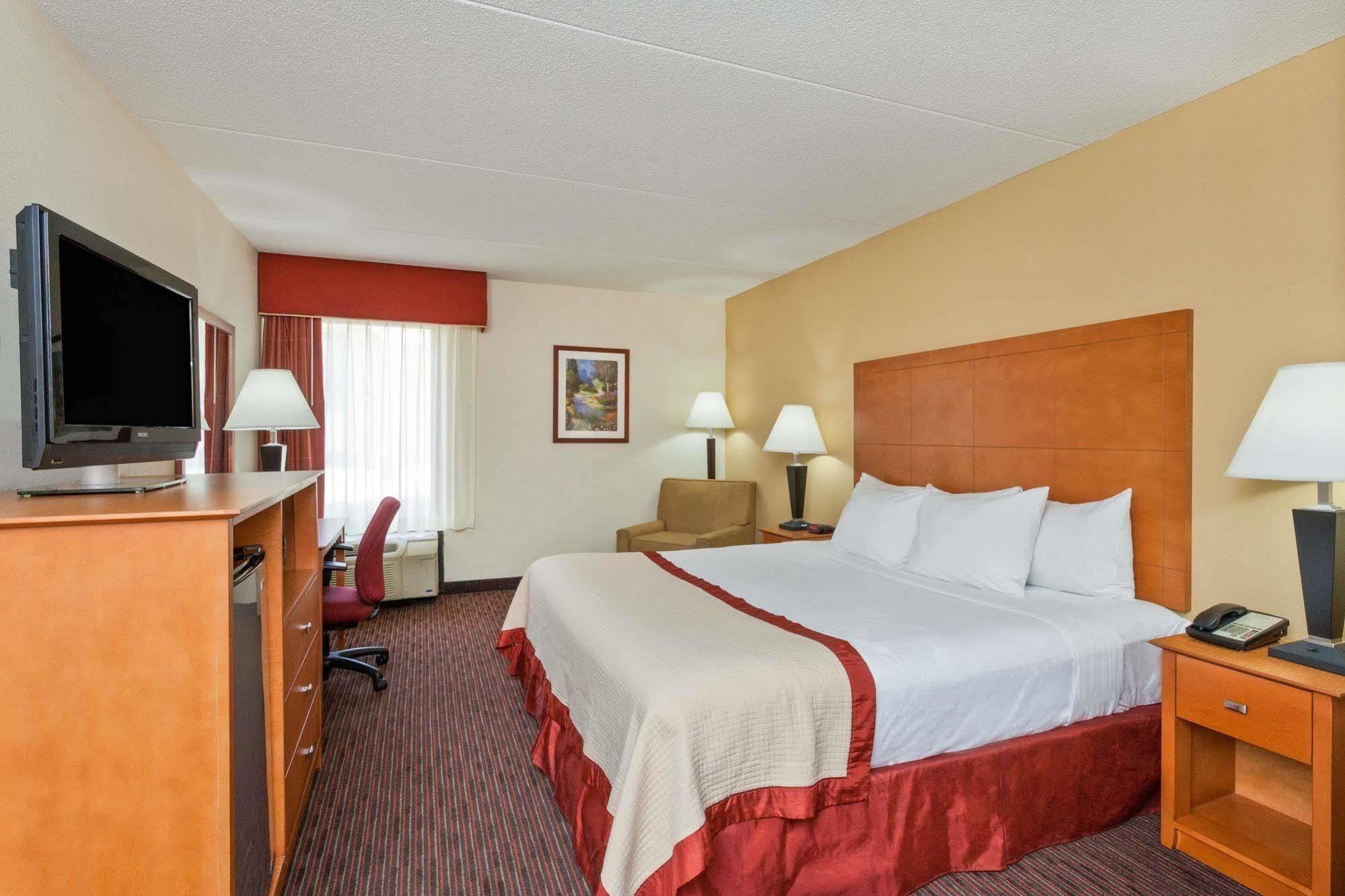 Baymont By Wyndham Southfield/Detroit Hotel Bagian luar foto